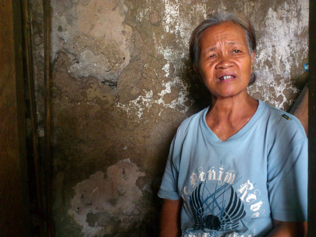 Benny Azarcon says she will fight for their right to shelter. (Photo by J. Ellao / Bulatlat.com)