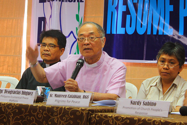 Bishop Deogracias Iniguez (center) calls for principled negotiations in a press conference, March 28 at the Bantayog ng mga Bayani, Quezon City. (Photo by Ronalyn V. Olea / Bulatlat.com)
