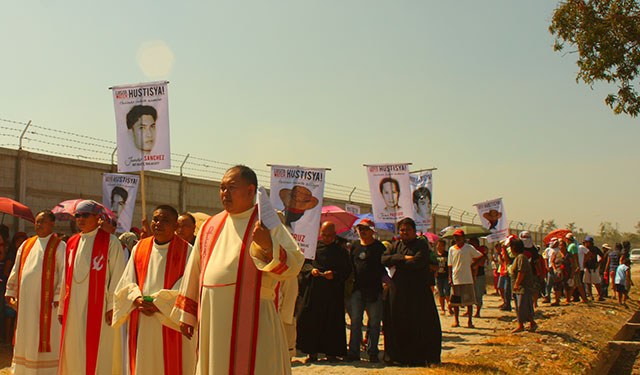 Hacienda Luisita martyrs and supporters stage a symbolic "Jericho March" against what they call as the "walls of injustice by the Cojuangco-Aquinos. "  (Photo by Ronalyn V. Olea/ Bulatlat.com)