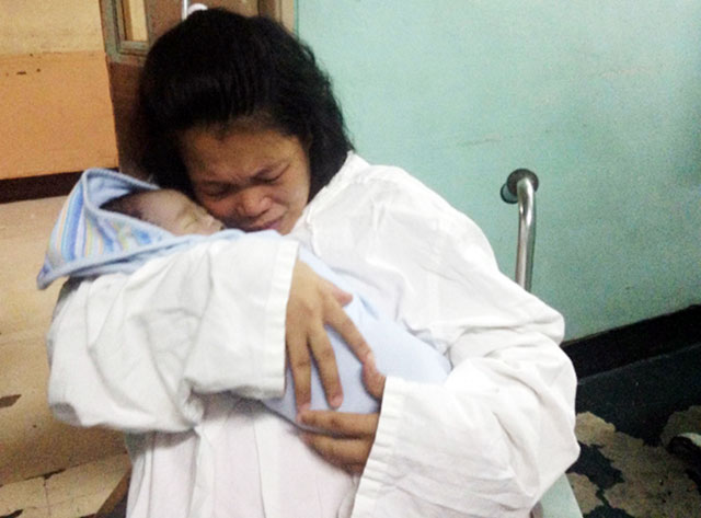 Andrea Rosal bids goodbye to daughter Diona Andrea (Photo by J. Ellao / Bulatlat.com)
