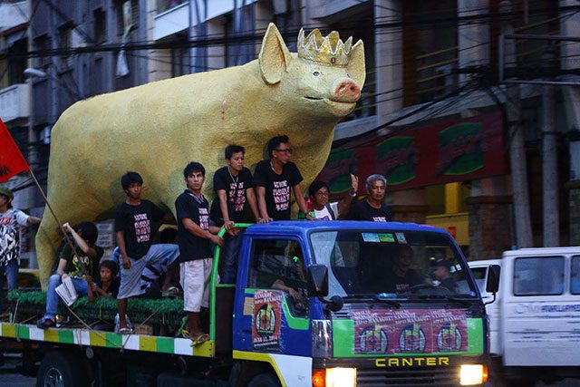 The golden pig, a symbol of gargantuan greed. (Photo by Anne Ednalyn dela Cruz/ Bulatlat.com)