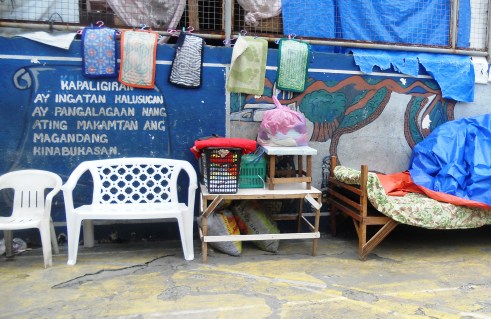 Residents packed their belongings in case the demolition team arrives. (Photo by A. Umil/ Bulatlat.com)