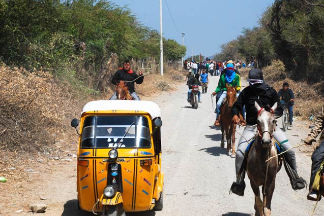 In Oaxaca, a caravan of activists arrives to support those resisting the construction of the wind farm, in the face of more than 500 policemen attempting to take control of the territory. (Photo: Santiago Navarro F.)