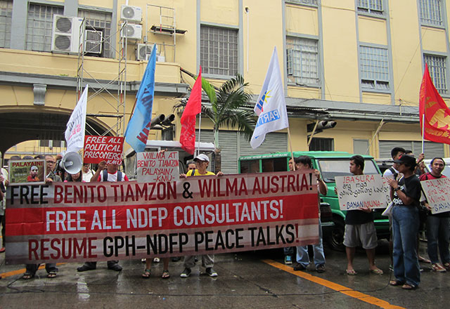 Outside the Manila City Hall, supporters of political prisoners Benito Tiamzon and Wilma Tiamzon call for the dismissal of all charges against political dissenters, Aug. 6. (Photo by Ronalyn V. Olea/ Bulatlat.com)