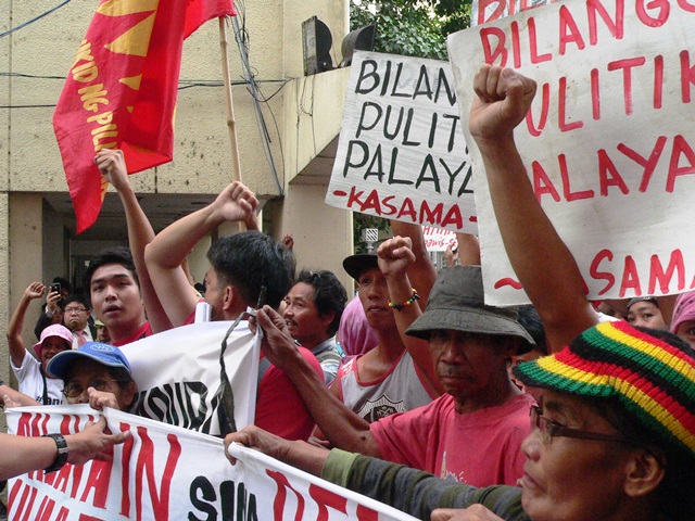 Peasants march from agrarian department to QC Regional Trial Court to demand the release of the Tiamzons and all political prisoners. (Photo by DEE AYROSO / bulatlat.com)