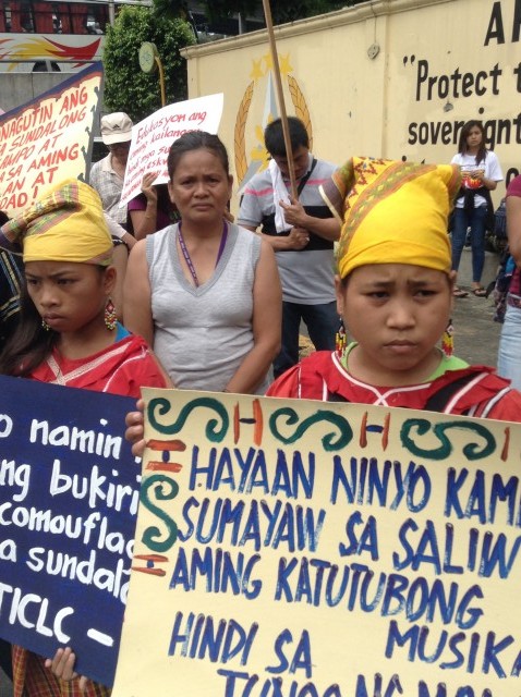 Badet Andales (center) expresses solidarity with Manobo children (Photo by J. Ellao / Bulatlat.com)