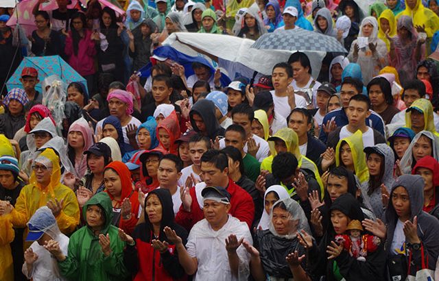 #DearPope | Millions flock mass at Luneta
