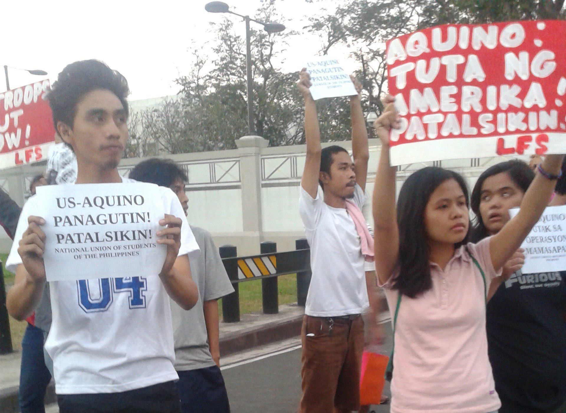 Youths protest at US embassy over Mamasapano deaths