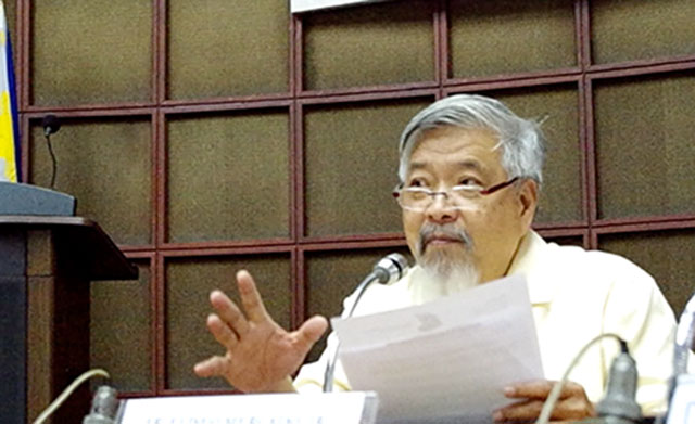 Fr. Eliseo Mercado Jr., an expert on Islam, criticizes the Aquino administration's myopic view on the Bangsamoro struggle for right to self-determination in a forum, April 22. (Photo by Ronalyn V. Olea / Bulatlat.com)