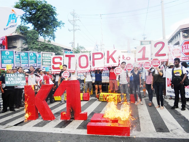 Various groups march from España in Manila to Chino Roces bridge calling for the suspension of President Aquino's K to 12 program. (Photo by A. Umil/ Bulatlat.com) 
