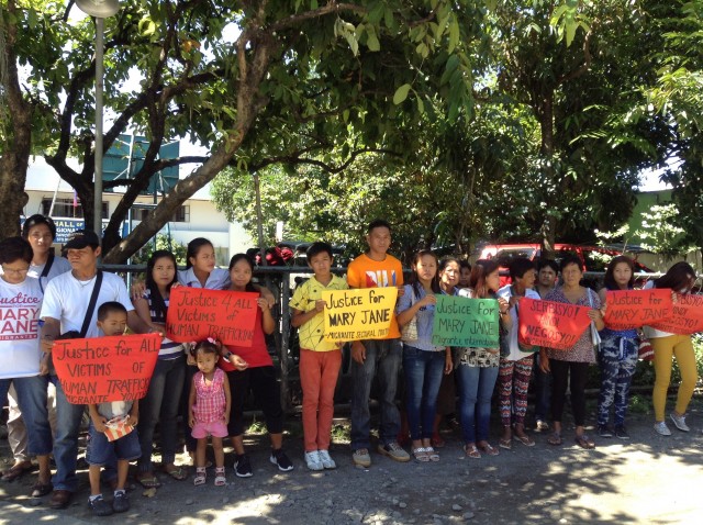Complainants vs Mary Jane's recruiters, along with the Veloso family and their supporters, hold protest action outside the Sto. Domingo court. (Photo by J. Ellao / Bulatlat.com)