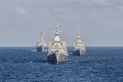 The Republic of Singapore Navy’s RSS Intrepid (69), right, RSS Supreme (73), center, and the Arleigh Burke-class guided missile destroyer USS Lassen (DDG 82), left, trail the littoral combat ship USS Fort Worth (LCS 3) during the underway phase of Cooperation Afloat Readiness and Training (CARAT) Singapore 2015.  (U.S. Navy photo by Mass Communication Specialist 2nd Class Joe Bishop/from the U.S.Navy website)