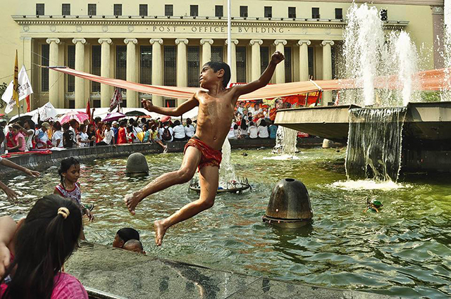 A boy plunges into the water to relieve heat. (Liwasang Bonifacio, Manila)
