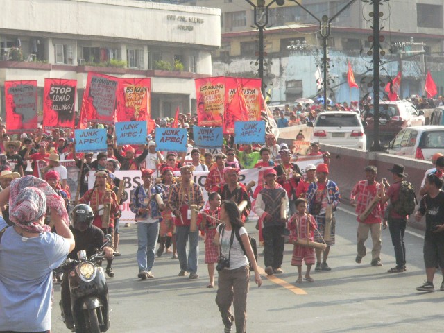 BAKWET AGAIN. The Manilakbayan leaves Liwasang Bonifacio and head to protest at Mendiola (Photo by D.Ayroso/Bulatlat.com)