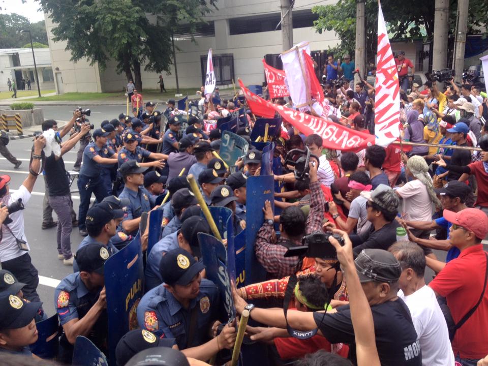 Protesters push the police blockade towards the front of the US embassy (Photo by Kathy Yamzon)