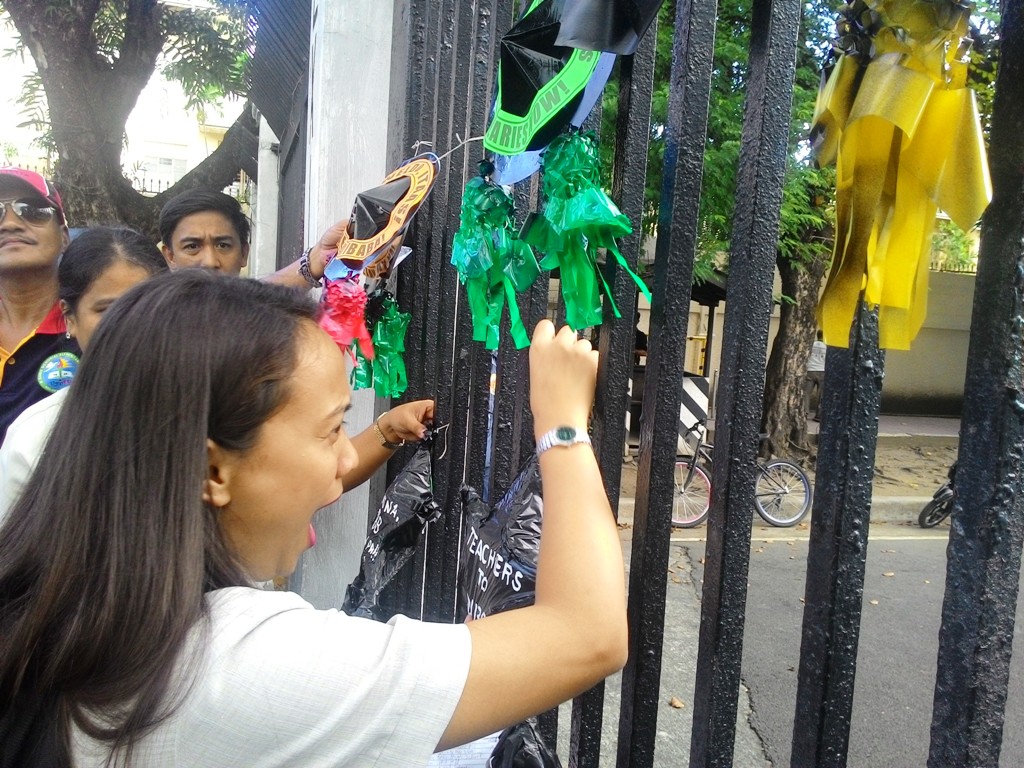 Teachers were not prevented from coming near the Gate 7 of Malacanang Palace. The teachers hope that President Rodrigo Duterte would hear their call for salary increase and the release of their performance bonus. (Photo by BULATLAT) 