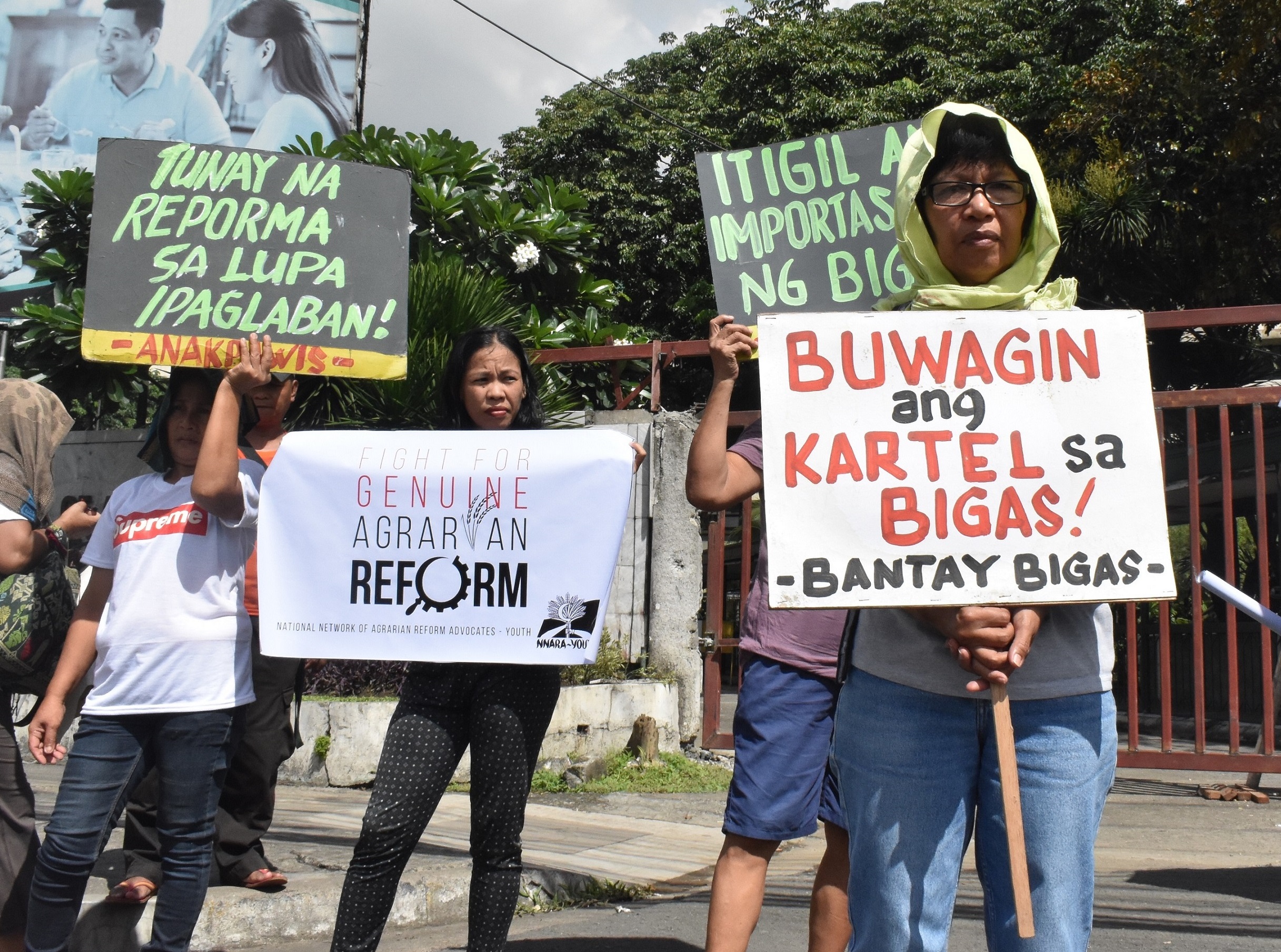Members of Bantay Bigas picket outside the Department of Agriculture during a dialogue with its officials on June 28. (Photo by Ian Irving Barzate/Bulatlat)