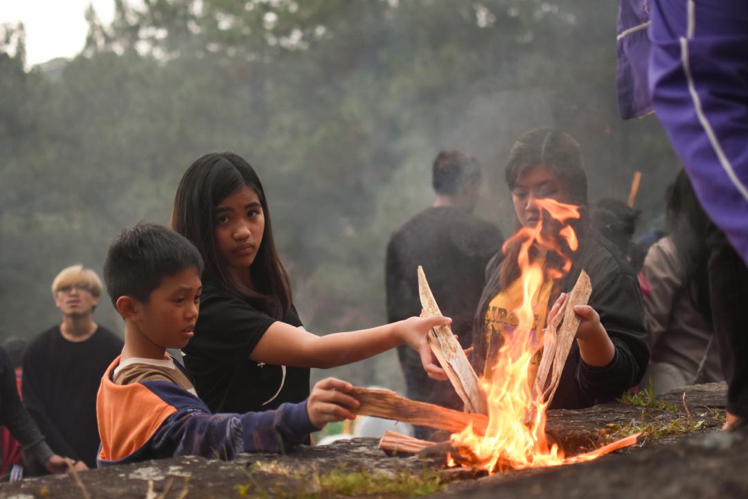 Children burning saleng